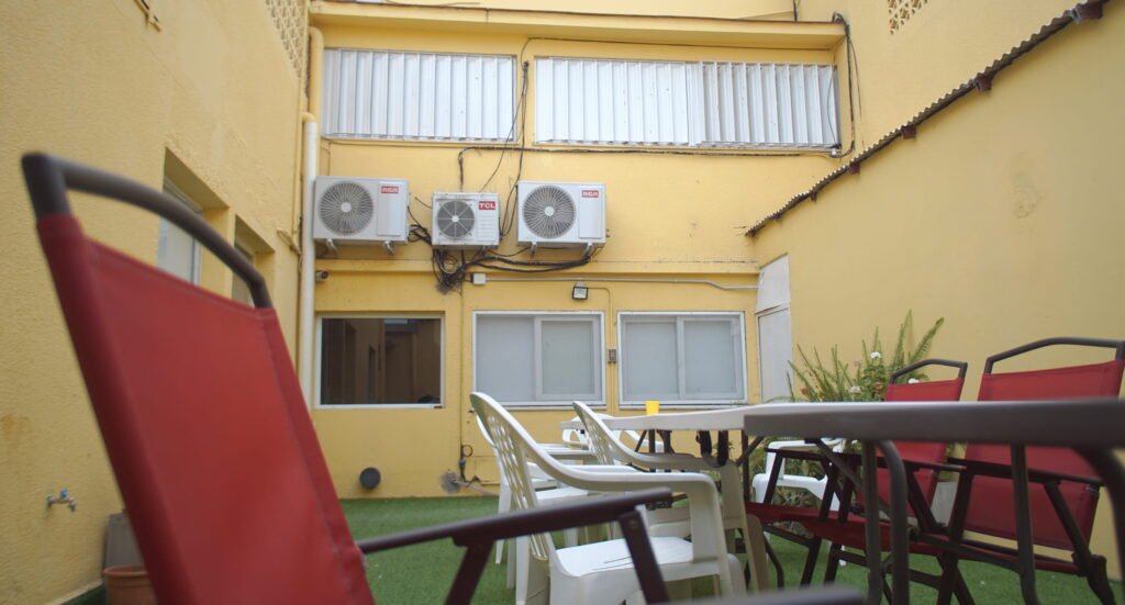 patio 02 meraqui geriatrico bahia blanca kelluwen habilitado Kelluwen Salud | Residencias Geriatricas Kelluwen Salud